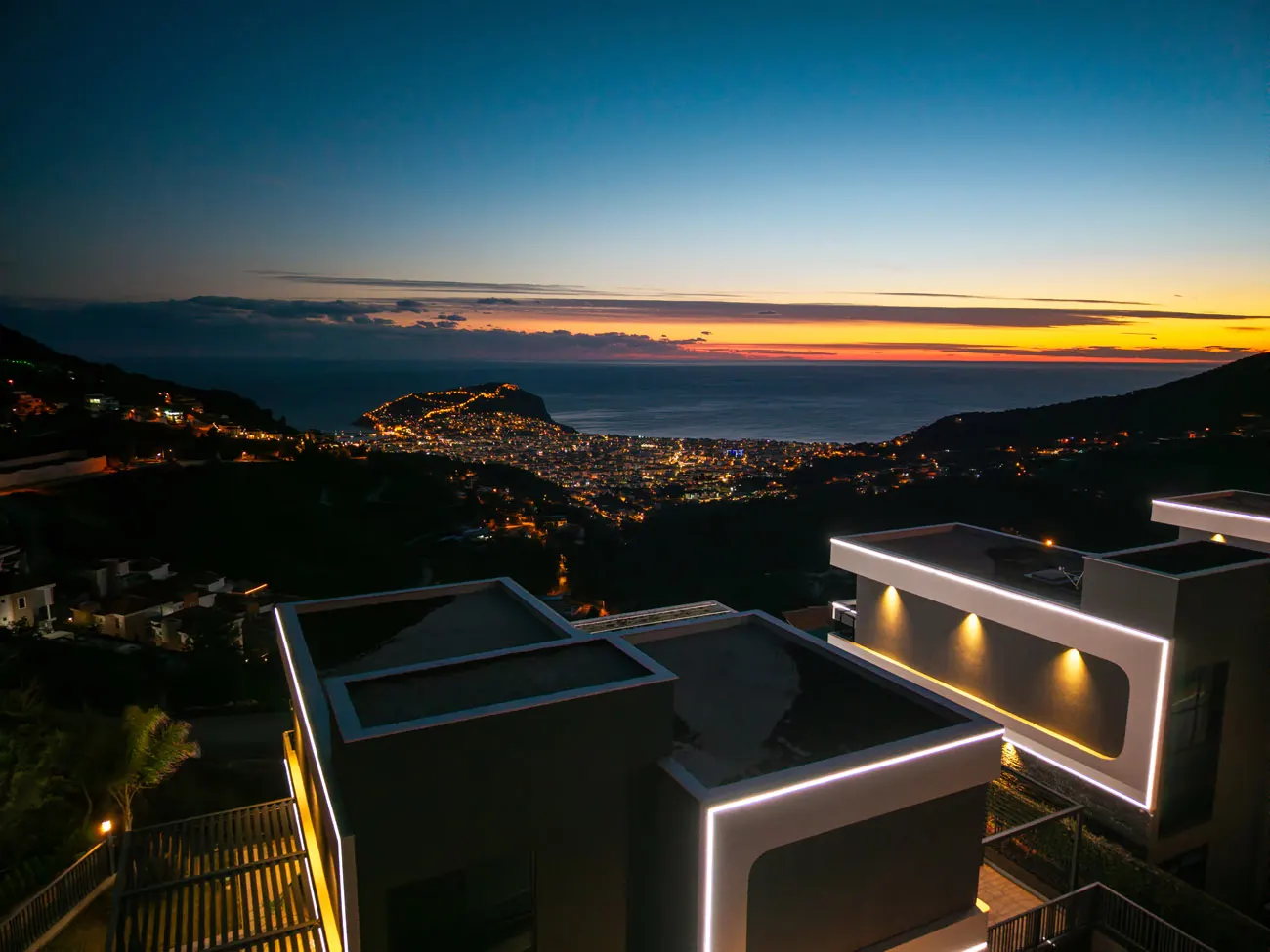 вид с виллы на Аланию на закате — Horizon Luxury Villas, Тепе